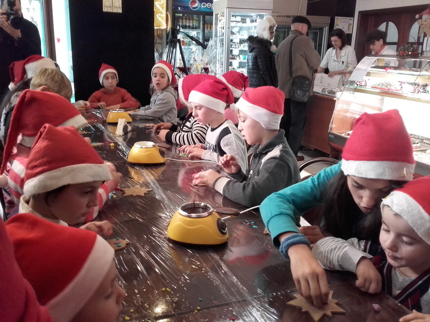 cofetaria silvian a marcat 20 de ani de activitate copiii au decorat cu ornamente dulci un brad viu galerie