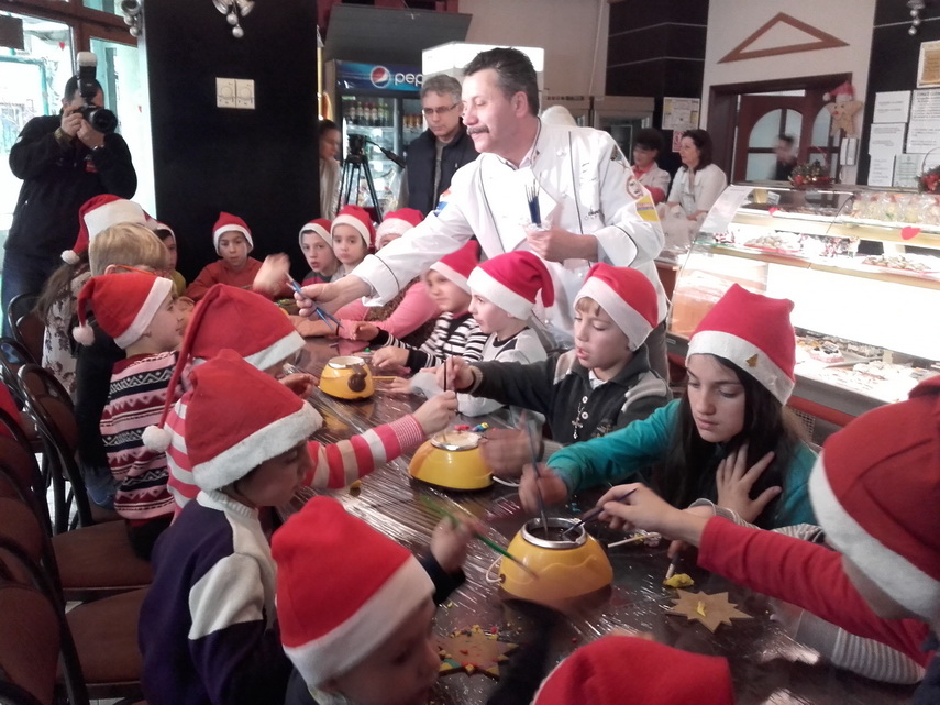 cofetaria silvian a marcat 20 de ani de activitate copiii au decorat cu ornamente dulci un brad viu galerie
