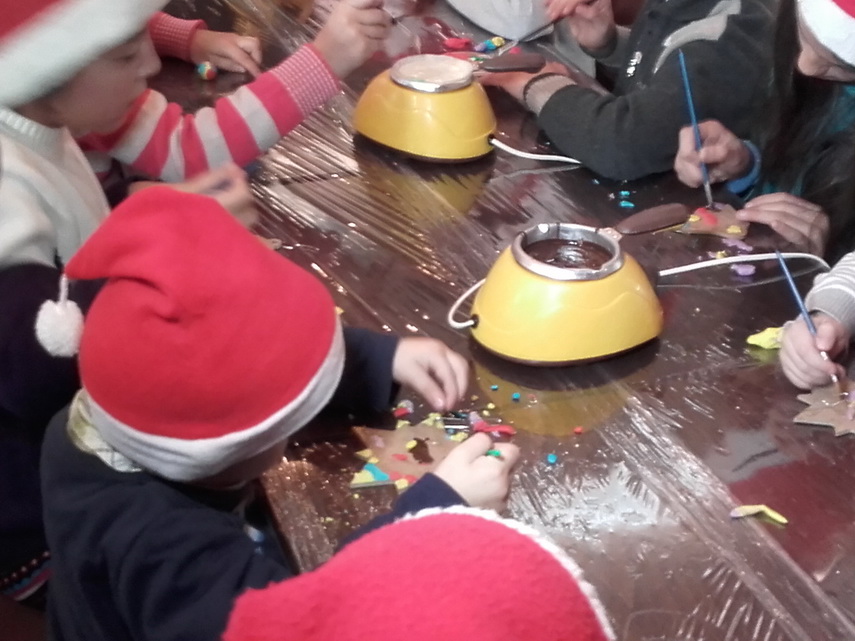 cofetaria silvian a marcat 20 de ani de activitate copiii au decorat cu ornamente dulci un brad viu galerie