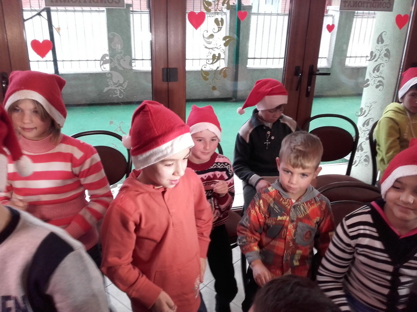 cofetaria silvian a marcat 20 de ani de activitate copiii au decorat cu ornamente dulci un brad viu galerie
