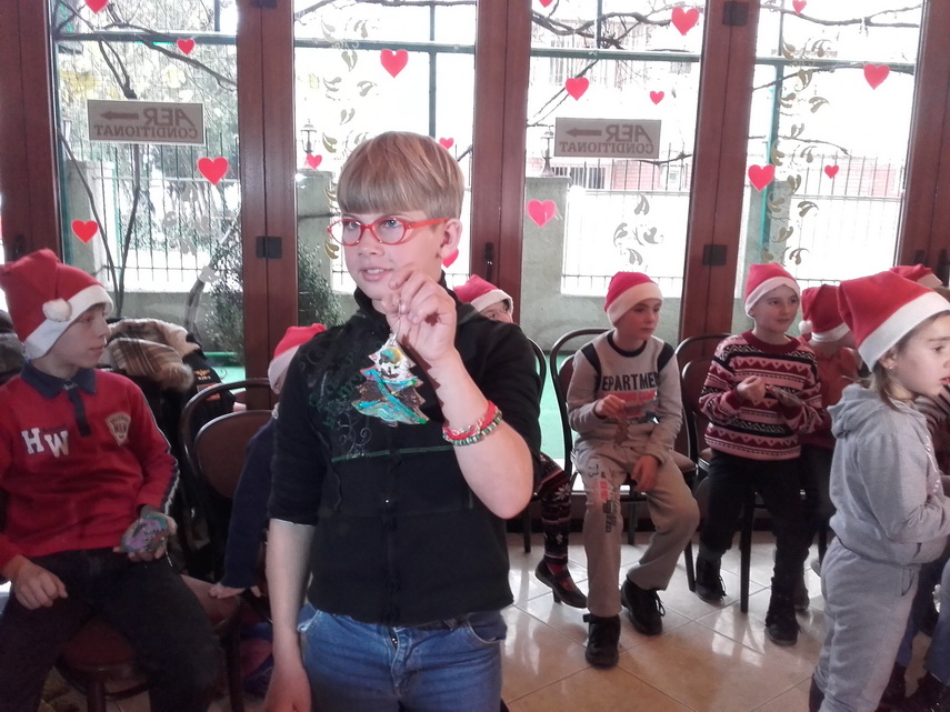 cofetaria silvian a marcat 20 de ani de activitate copiii au decorat cu ornamente dulci un brad viu galerie
