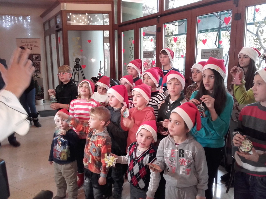 cofetaria silvian a marcat 20 de ani de activitate copiii au decorat cu ornamente dulci un brad viu galerie
