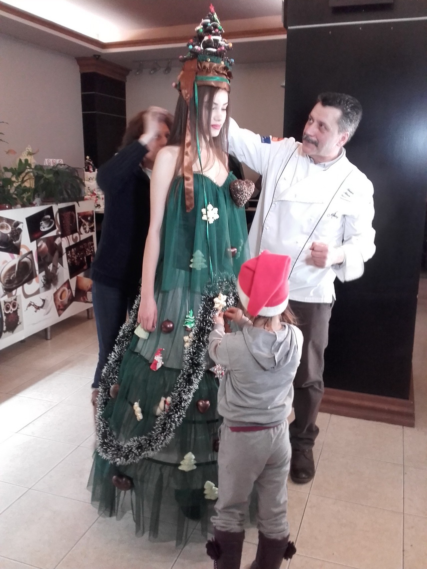 cofetaria silvian a marcat 20 de ani de activitate copiii au decorat cu ornamente dulci un brad viu galerie