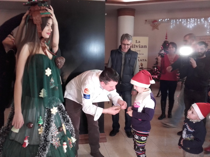 cofetaria silvian a marcat 20 de ani de activitate copiii au decorat cu ornamente dulci un brad viu galerie