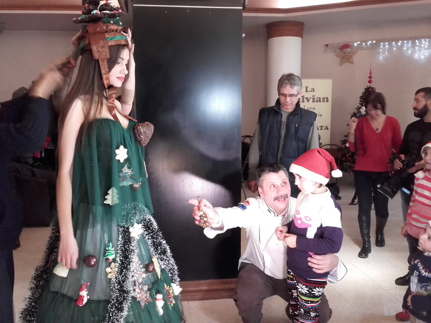 cofetaria silvian a marcat 20 de ani de activitate copiii au decorat cu ornamente dulci un brad viu galerie
