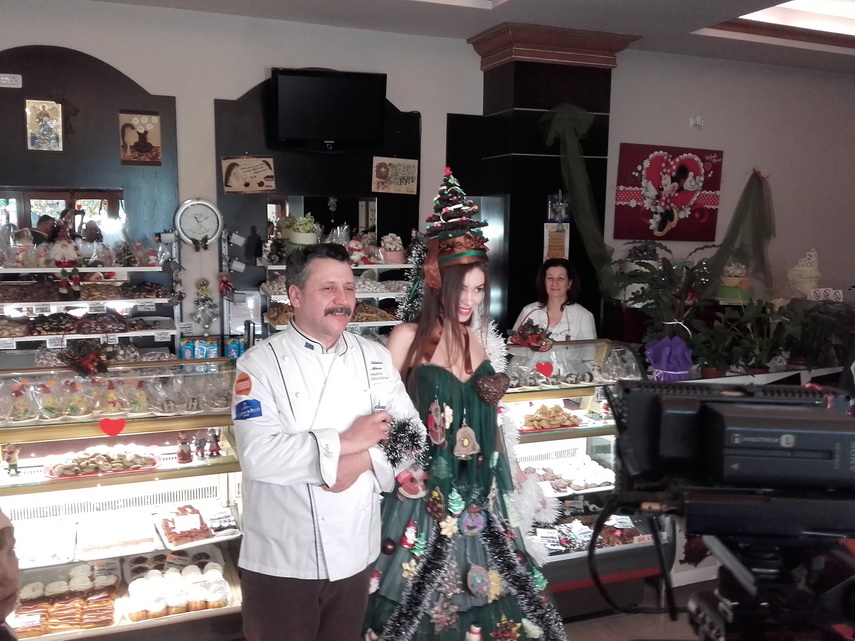 cofetaria silvian a marcat 20 de ani de activitate copiii au decorat cu ornamente dulci un brad viu galerie