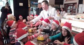Cofetăria Silvian a marcat 20 de ani de activitate Copiii au decorat cu ornamente dulci un brad viu (galerie foto + video)