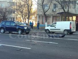 UPDATE 2. Unul dintre şoferi, în cătuşe Accident cu trei maşini la Universitatea „Andrei Şaguna” (galerie foto + video)     