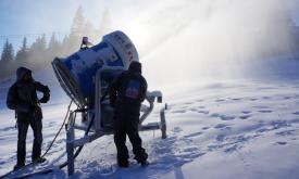 Agerpres.ro Vezi unde se schiază! Tunurile de zăpadă artificiale lucrează la capacitate maximă la Predeal şi Poiana Braşov