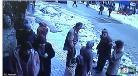 Incident șocant în Turcia Două persoane, rănite de gheața căzută de pe acoperiș (video) 