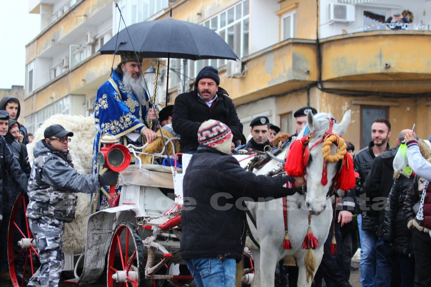 fotoreportaj apele pontului euxin sfintite de ips teodosie cum s a simtit boboteaza la constanta galerie