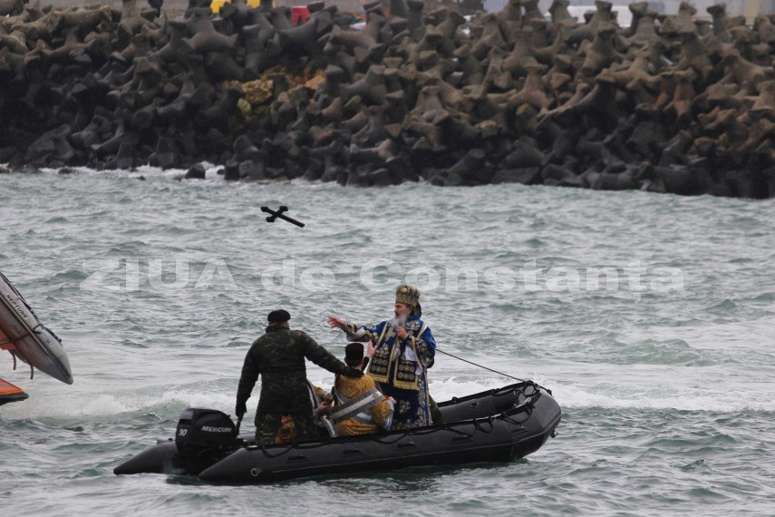 fotoreportaj apele pontului euxin sfintite de ips teodosie cum s a simtit boboteaza la constanta galerie