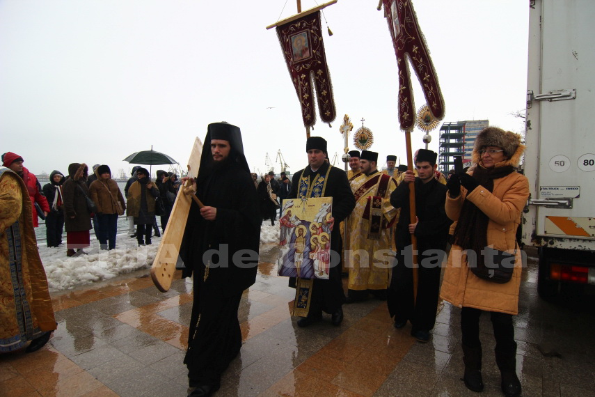 fotoreportaj apele pontului euxin sfintite de ips teodosie cum s a simtit boboteaza la constanta galerie
