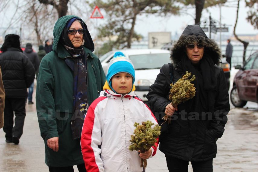 fotoreportaj apele pontului euxin sfintite de ips teodosie cum s a simtit boboteaza la constanta galerie