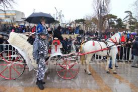 FOTOREPORTAJ Apele Pontului Euxin, sfinţite de IPS Teodosie. Cum s-a simţit Boboteaza la Constanţa (galerie foto)  