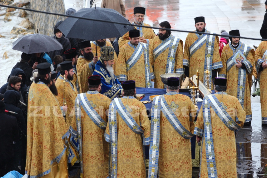 fotoreportaj apele pontului euxin sfintite de ips teodosie cum s a simtit boboteaza la constanta galerie