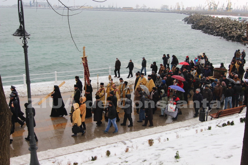 fotoreportaj apele pontului euxin sfintite de ips teodosie cum s a simtit boboteaza la constanta galerie