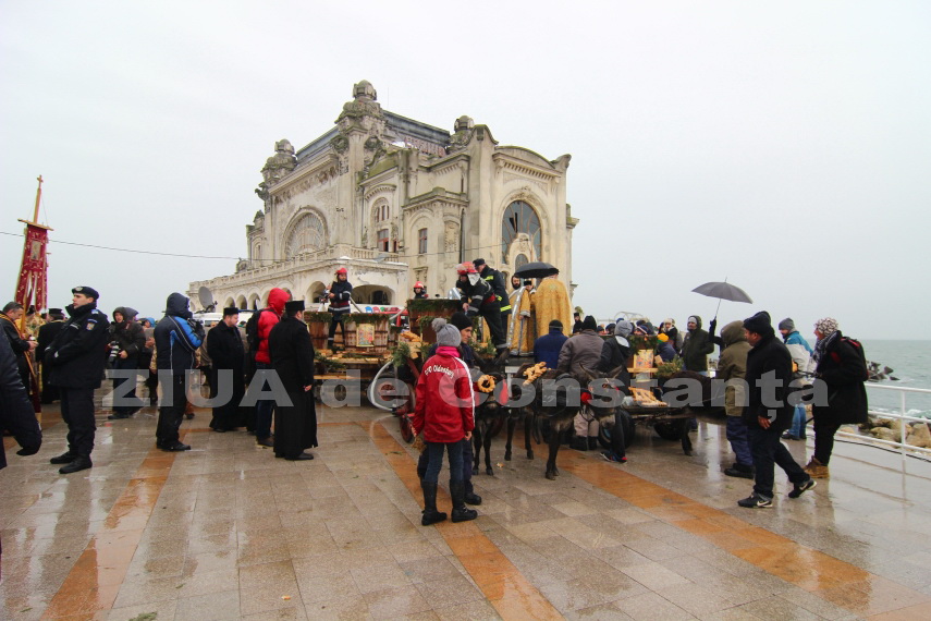 fotoreportaj apele pontului euxin sfintite de ips teodosie cum s a simtit boboteaza la constanta galerie