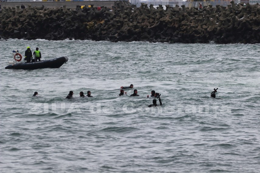 fotoreportaj apele pontului euxin sfintite de ips teodosie cum s a simtit boboteaza la constanta galerie