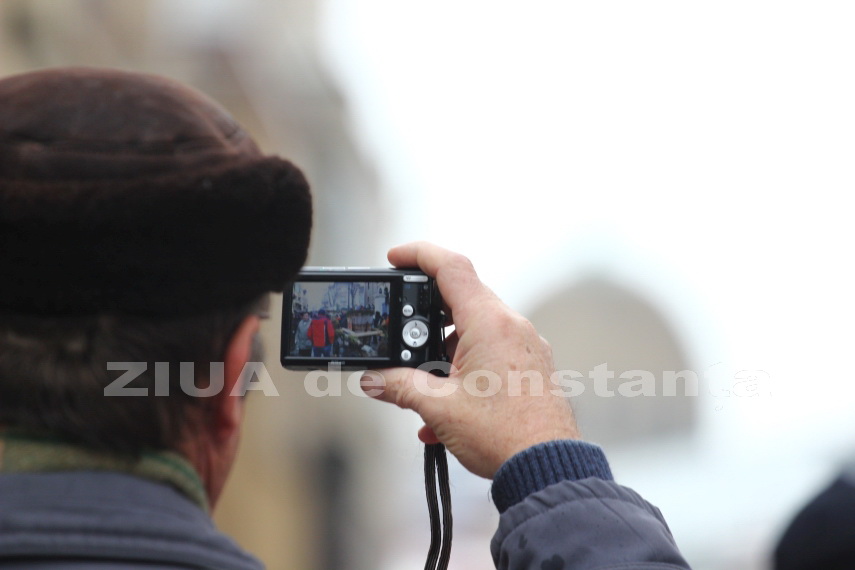 fotoreportaj apele pontului euxin sfintite de ips teodosie cum s a simtit boboteaza la constanta galerie