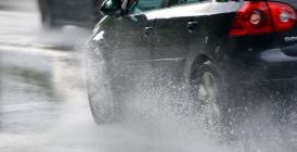 Atenție, șoferi! Lucruri pe care trebuie să le respecțați cu sfințenie la volan, pe polei şi gheaţă