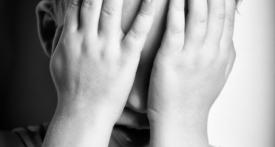 Copil cu handicap grav Bătut de îngrijitoare într-un centru de plasament