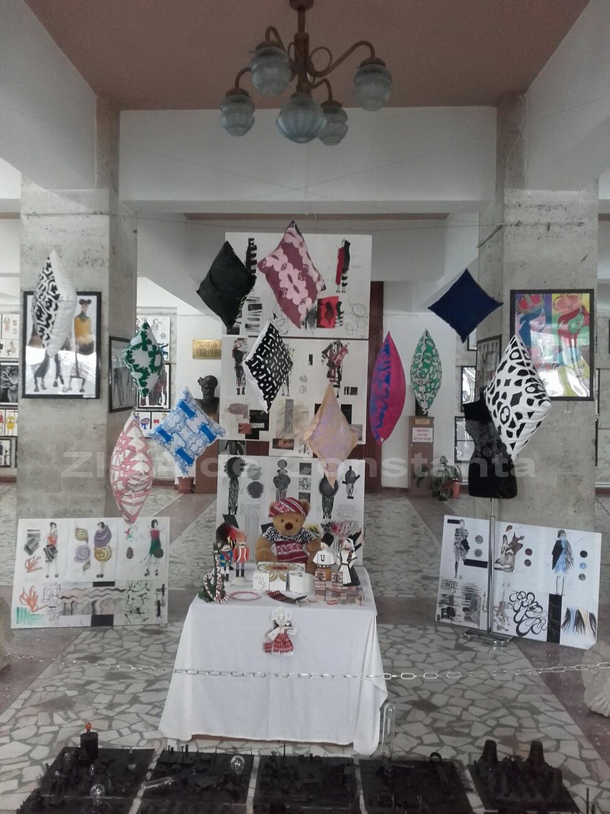 expozitie de design vestimentar si de obiect la colegiul national de arte regina maria din constanta