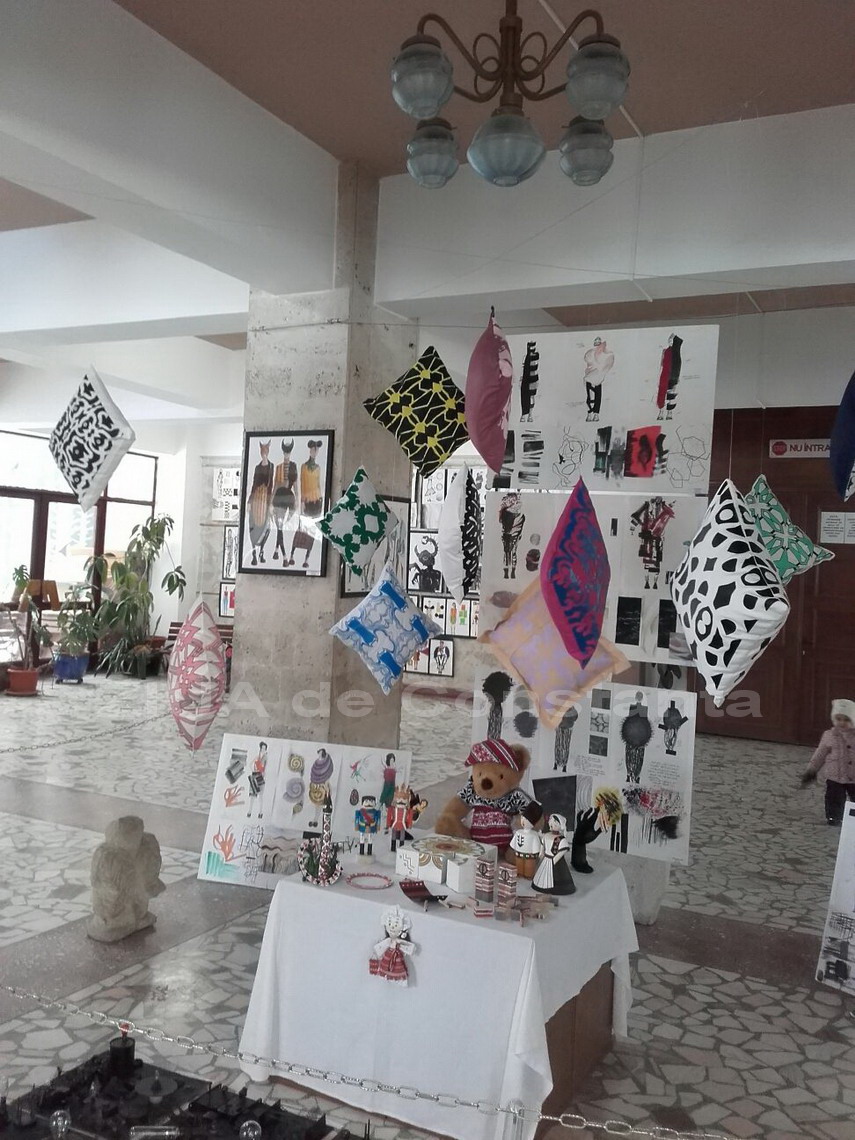 expozitie de design vestimentar si de obiect la colegiul national de arte regina maria din constanta