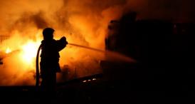 O femeie a murit, doi bărbaţi au fost răniţi într-un incendiu la Constanţa. Cauza ar fi o lumânare lăsată aprinsă