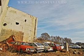 Fotoreportaj O altă faţă a Constanţei. Cimitir de maşini, la malul mării (video)