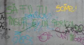 Un nou mesaj „cu greutate“ pe gardul Judecătoriei Constanţa (galerie foto)