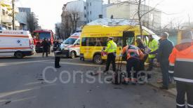 Copii răniţi la intersecţia străzilor Tudor Vladimirescu şi Mihăileanu Accident grav cu un microbuz şcolar, în Constanţa (galerie foto + video)