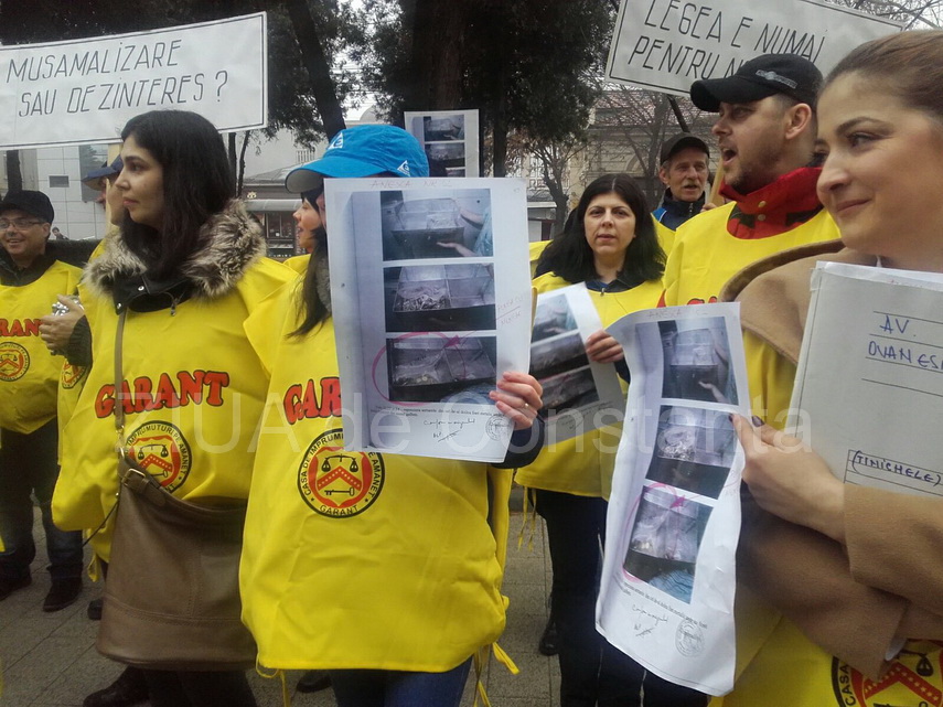 protest al angajatilor casei de amanet garant in fata parchetului de pe langa judecatoria constanta galerie
