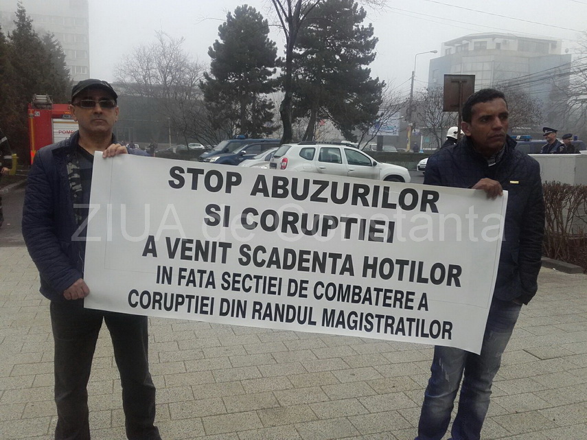 protest al angajatilor casei de amanet garant in fata parchetului de pe langa judecatoria constanta galerie