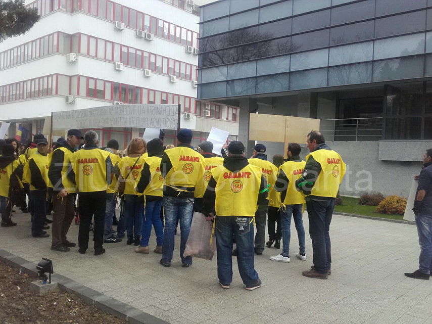 protest al angajatilor casei de amanet garant in fata parchetului de pe langa judecatoria constanta galerie