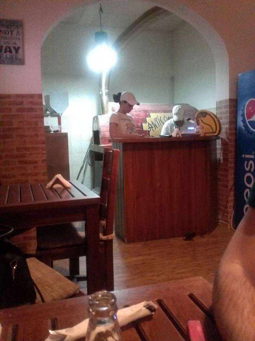 antico pizza buna la cuptorul pe lemne un antrenor de sporturi de contact din constanta si a deschis