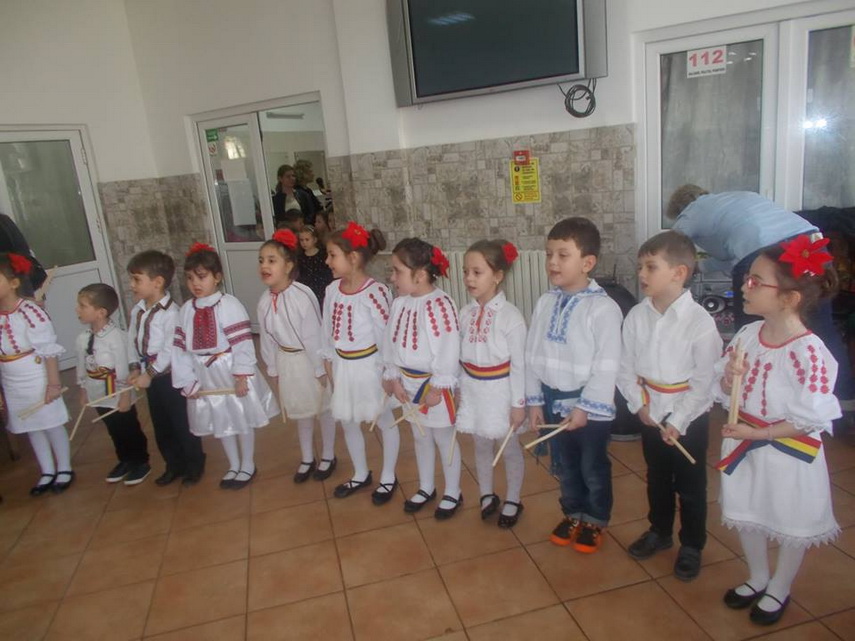 martisoare si poezii copiii din 11 gradinite constantene au felicitat bunicutele de la caminul pentru