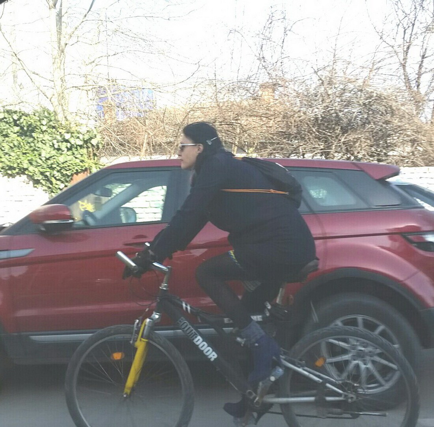 anda nicola si conceptul skirtbike femeile din constanta invitate sa pedaleze prin oras imbracate chic