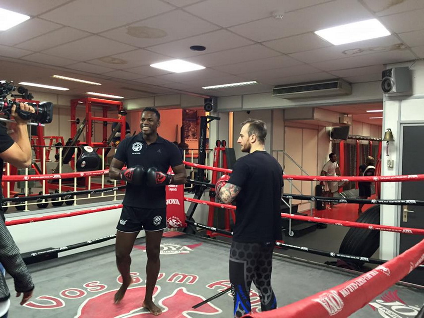 evolueaza in puerto rico luptatorul superkombat alex filip din constanta si legenda remy bonjasky fata