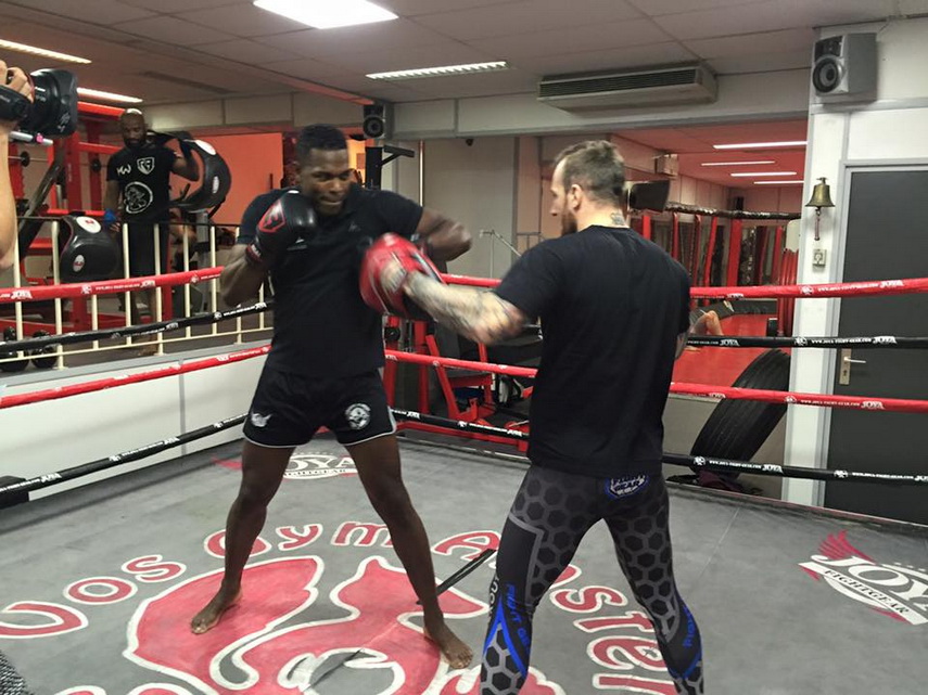 evolueaza in puerto rico luptatorul superkombat alex filip din constanta si legenda remy bonjasky fata