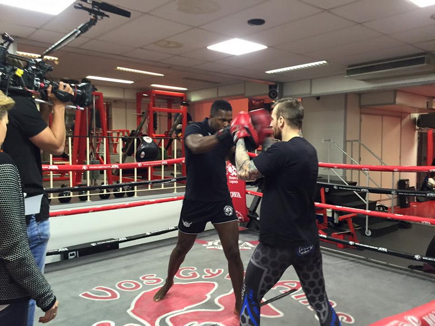 evolueaza in puerto rico luptatorul superkombat alex filip din constanta si legenda remy bonjasky fata