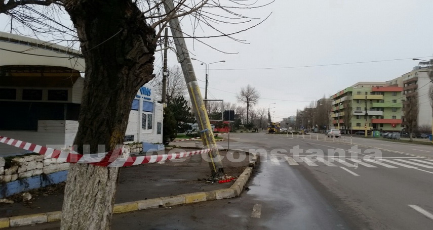 in atentia pietonilor si soferilor stalpul de pe bulevardul mamaia in care au intrat cu masina cei patri