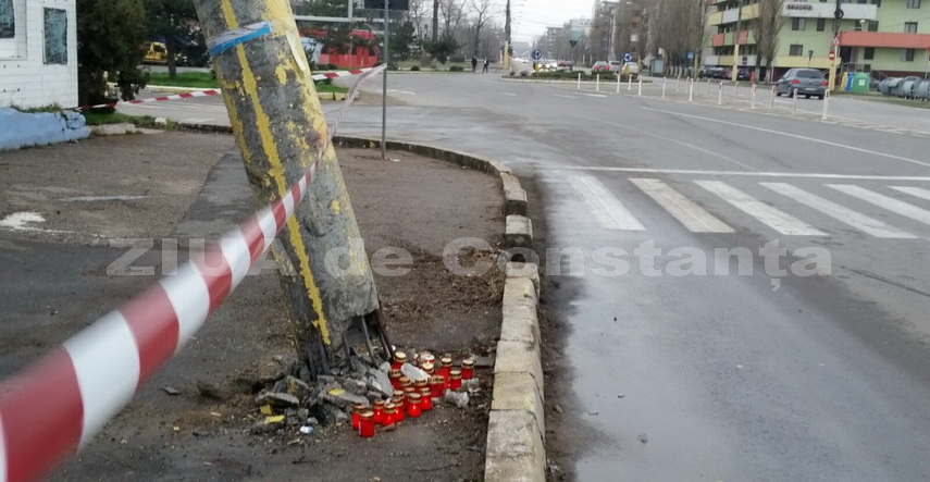 in atentia pietonilor si soferilor stalpul de pe bulevardul mamaia in care au intrat cu masina cei patri