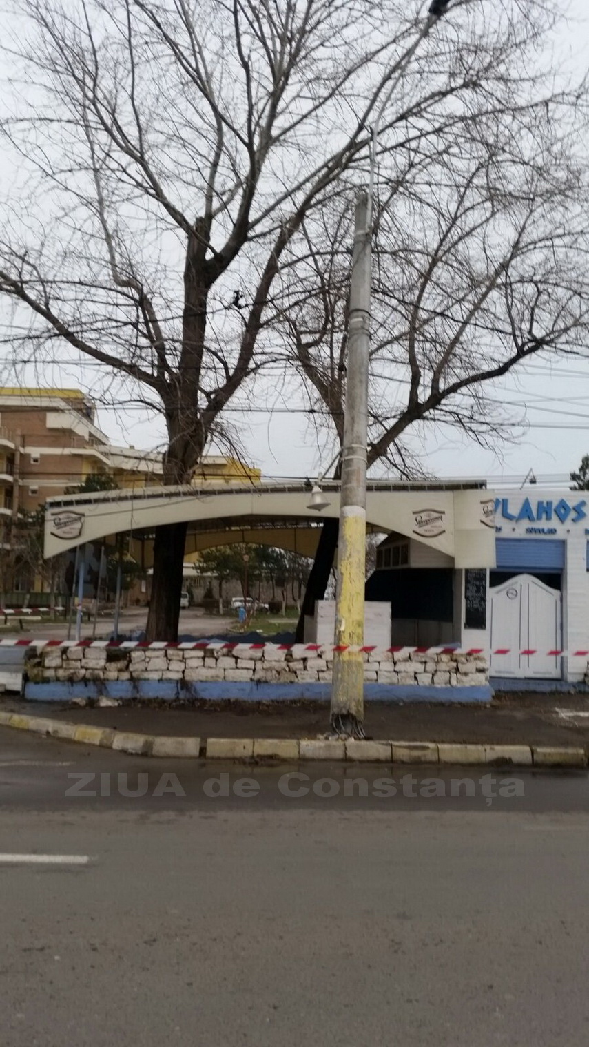 in atentia pietonilor si soferilor stalpul de pe bulevardul mamaia in care au intrat cu masina cei patri