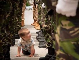 Atenție! Bebeluș, la picioarele Armatei 