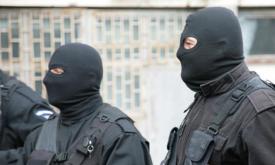 O femeie din Brașov a confundat mascații de la DIICOT cu stripperi