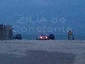 Legea este călcată în picioare la Constanţa. Unii şoferi parchează... pe plajă!