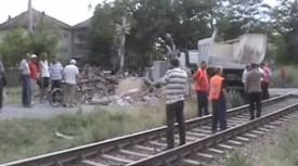 UPDATE O autocisternă a intrat în coliziune cu un tren. Traficul este oprit și există pericol de explozie