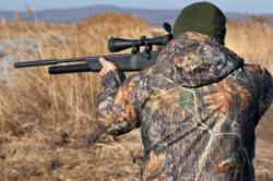 Doi bărbaţi au fost reţinuţi pentru uz de armă fără drept şi braconaj