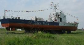 Dacă Radu Mazăre vopsea blocuri în campania electorală din anul 2000, studenţii lui Făgădău pictează vapoarele 